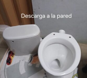 Vendo juego de baño que descarga a la pared - 100usd - 58673639