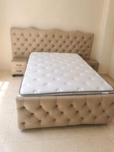 Cama tapizada capitoneada, elegante, cómoda y lista